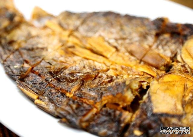 鯽魚我只服這樣做，稍微腌制風(fēng)干，做好一次可以吃上半年