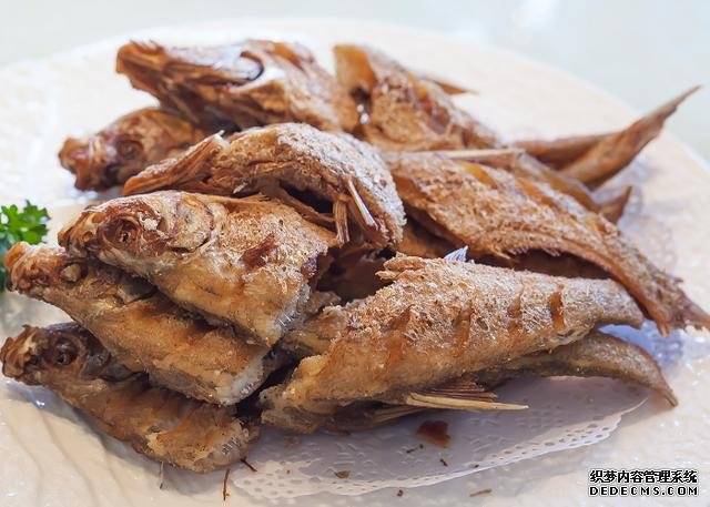 鯽魚我只服這樣做，稍微腌制風(fēng)干，做好一次可以吃上半年