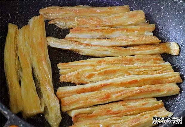 小孩愛吃辣條，教你動手在家做，吃的放心還營養(yǎng)，我家一做一大盤