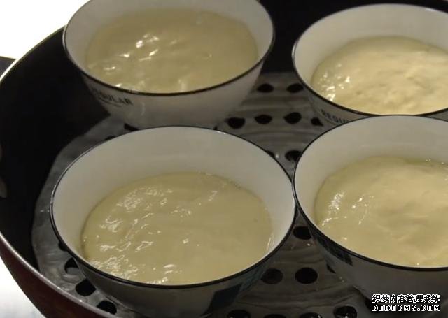 教你用4個(gè)小碗做發(fā)糕，筷子攪一攪，手不沾面，比吃面包還過癮