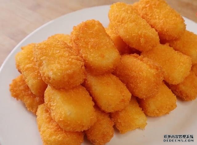 2盒牛奶，2個雞蛋，你想不到的做法，香酥鮮嫩，比炸香蕉還好吃