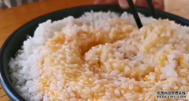 大米換種新吃法，打入兩個(gè)雞蛋，不煮飯不熬粥，出鍋孩子超愛(ài)吃