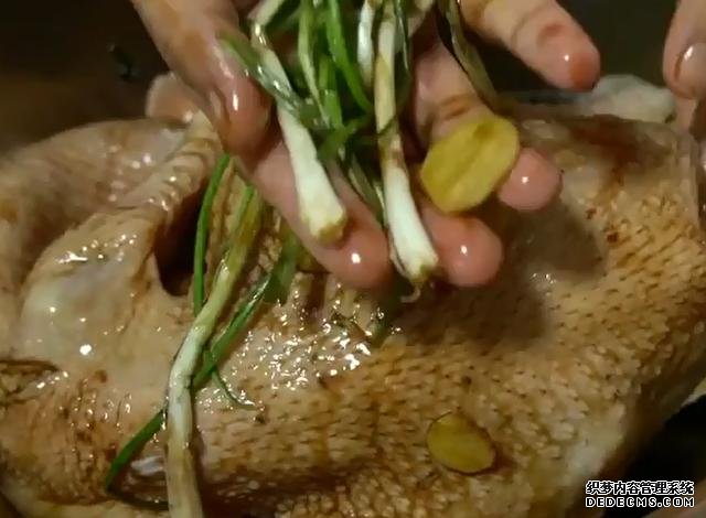 一整只雞丟進(jìn)電飯煲，不加水不用油，鮮嫩多汁，營(yíng)養(yǎng)美味又簡(jiǎn)單