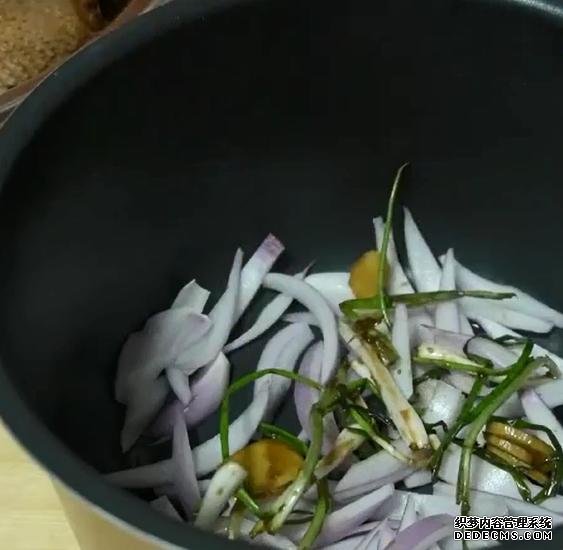 一整只雞丟進(jìn)電飯煲，不加水不用油，鮮嫩多汁，營(yíng)養(yǎng)美味又簡(jiǎn)單