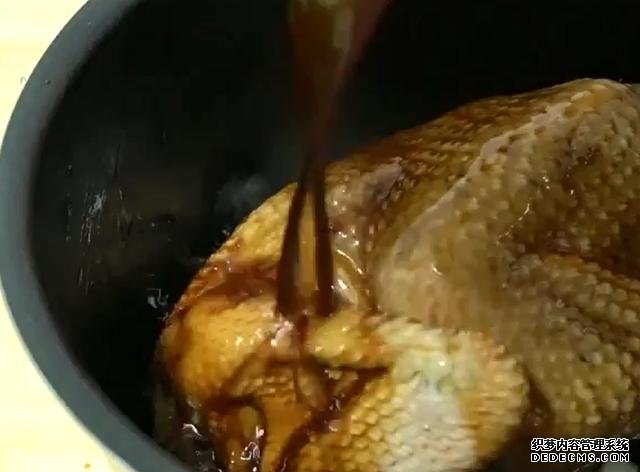 一整只雞丟進(jìn)電飯煲，不加水不用油，鮮嫩多汁，營(yíng)養(yǎng)美味又簡(jiǎn)單