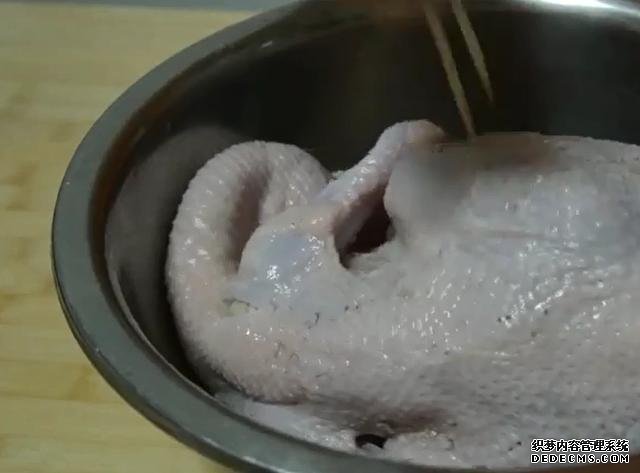 一整只雞丟進(jìn)電飯煲，不加水不用油，鮮嫩多汁，營(yíng)養(yǎng)美味又簡(jiǎn)單