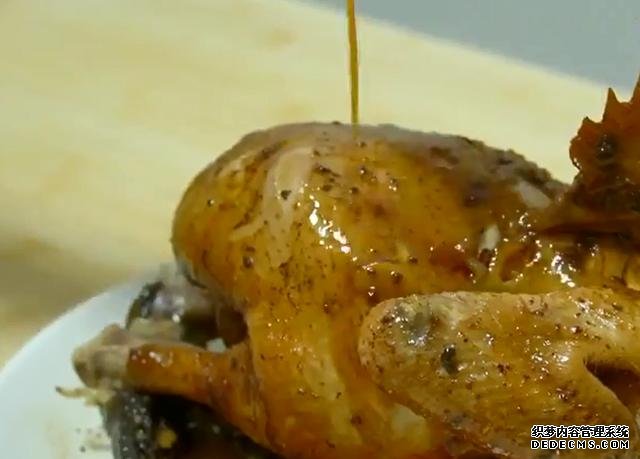 一整只雞丟進(jìn)電飯煲，不加水不用油，鮮嫩多汁，營(yíng)養(yǎng)美味又簡(jiǎn)單