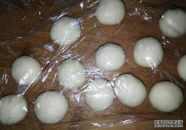 一碗面粉，一把芝麻，老婆餅在家做，不出門也能吃到，酥到掉渣