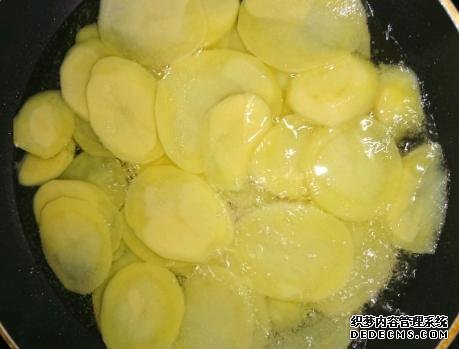 家庭炸薯片，成本不到2塊錢，金黃酥脆好吃還衛(wèi)生，學會不用買了