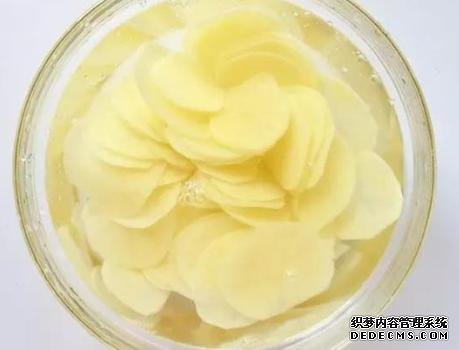 家庭炸薯片，成本不到2塊錢，金黃酥脆好吃還衛(wèi)生，學會不用買了