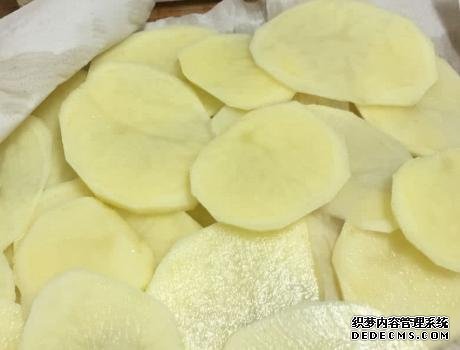 家庭炸薯片，成本不到2塊錢，金黃酥脆好吃還衛(wèi)生，學會不用買了
