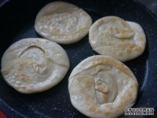 剩下的餃子皮不要扔，做成醬香濃郁的醬香餅，不用和面一次就成功