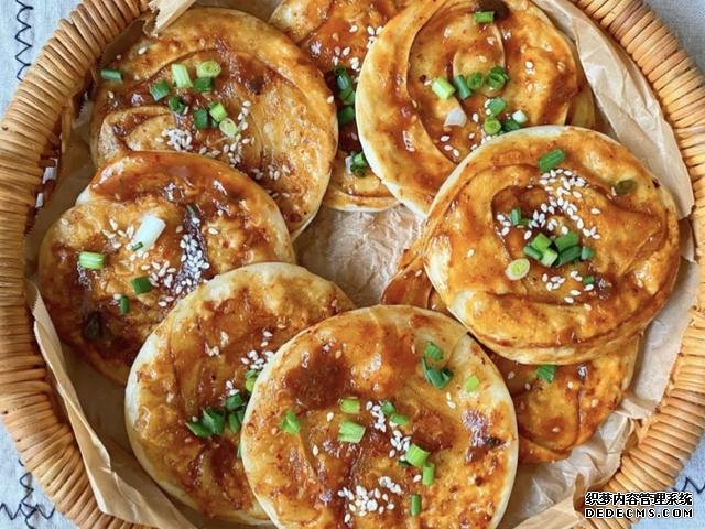 剩下的餃子皮不要扔，做成醬香濃郁的醬香餅，不用和面一次就成功