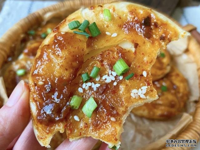 剩下的餃子皮不要扔，做成醬香濃郁的醬香餅，不用和面一次就成功