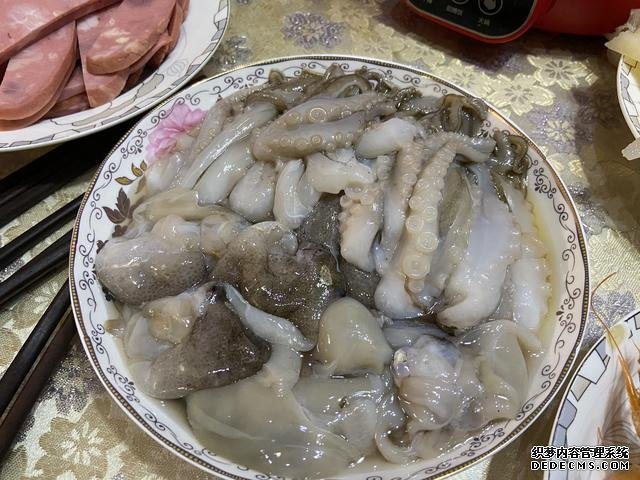 假期快結(jié)束，家里食材剩太少，湊齊食材，也要做頓簡單“大餐”