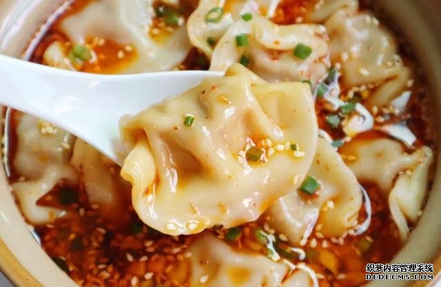酸辣開(kāi)胃的酸湯水餃，吃完實(shí)在是太爽了