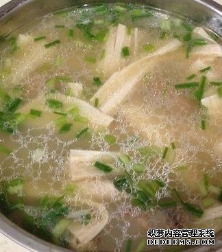 美食推薦：蒜香瓜藤、醬油炒木耳、菠菜炒肥牛、腐竹排骨湯的做法