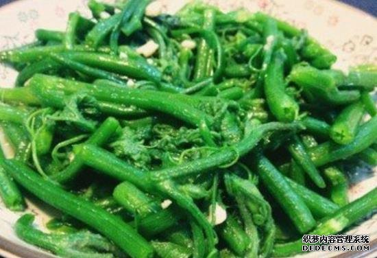 美食推薦：蒜香瓜藤、醬油炒木耳、菠菜炒肥牛、腐竹排骨湯的做法