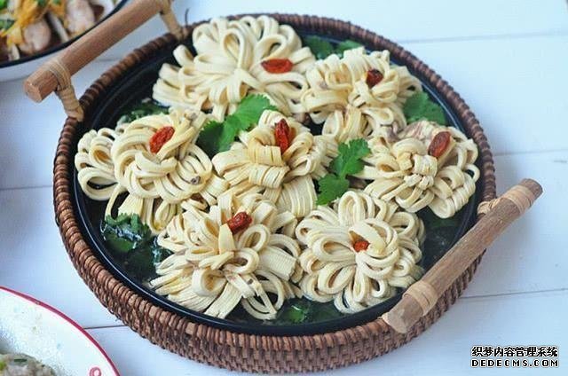 美食推薦：豆皮開(kāi)花卷，豆腐燜茄子，絲瓜炒豆腐，海鮮菇蒸腐竹