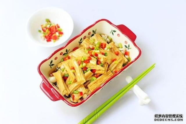 美食推薦：豆皮開(kāi)花卷，豆腐燜茄子，絲瓜炒豆腐，海鮮菇蒸腐竹