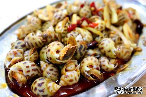 大連大嬸開(kāi)醬燜小海鮮店，一開(kāi)門就有人來(lái)排隊(duì)，食客：奔著醬料來(lái)