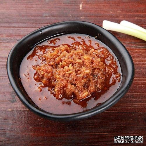 大連大嬸開(kāi)醬燜小海鮮店，一開(kāi)門就有人來(lái)排隊(duì)，食客：奔著醬料來(lái)
