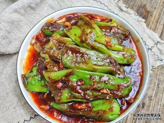 椒鹽九肚魚，虎皮青椒，秘制湘鍋雞這幾道家常菜的做法