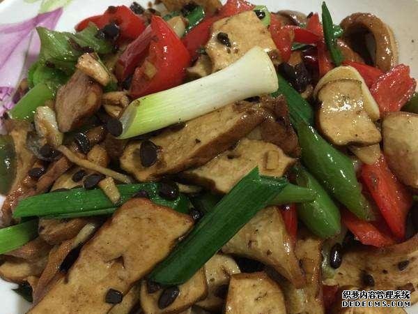 香菇片炒五花肉，尖椒青蒜香干，春筍魚片這幾道家常菜的做法