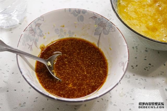 炒雞蛋，多加幾味料變螃蟹味，家人吃上癮的“賽螃蟹”，超下飯