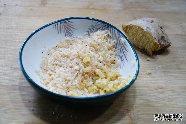 炒雞蛋，多加幾味料變螃蟹味，家人吃上癮的“賽螃蟹”，超下飯