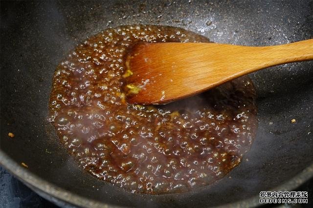 炒雞蛋，多加幾味料變螃蟹味，家人吃上癮的“賽螃蟹”，超下飯