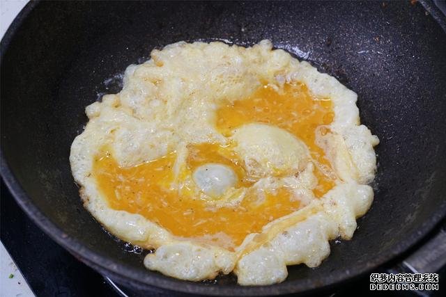 炒雞蛋，多加幾味料變螃蟹味，家人吃上癮的“賽螃蟹”，超下飯