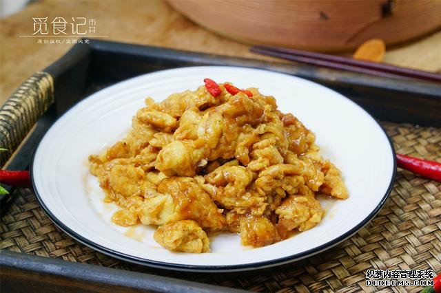 炒雞蛋，多加幾味料變螃蟹味，家人吃上癮的“賽螃蟹”，超下飯