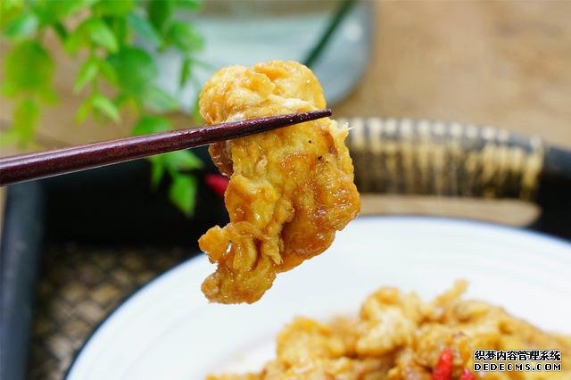 炒雞蛋，多加幾味料變螃蟹味，家人吃上癮的“賽螃蟹”，超下飯