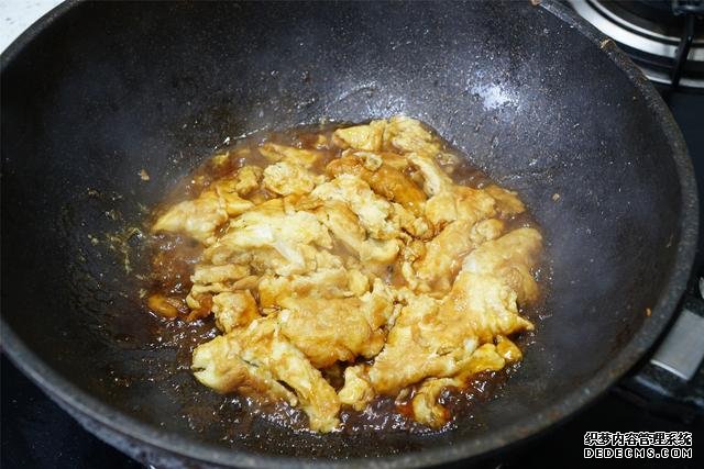 炒雞蛋，多加幾味料變螃蟹味，家人吃上癮的“賽螃蟹”，超下飯
