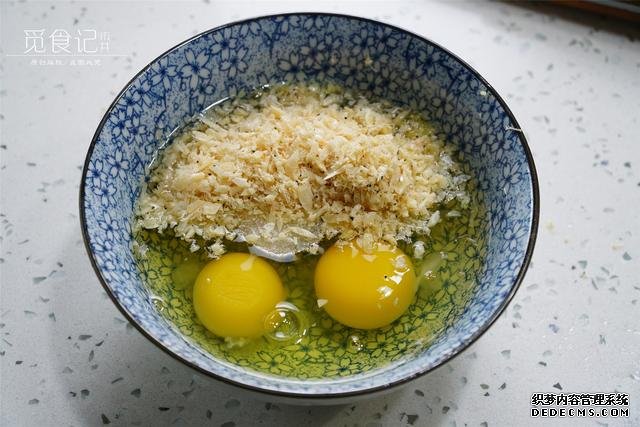 炒雞蛋，多加幾味料變螃蟹味，家人吃上癮的“賽螃蟹”，超下飯