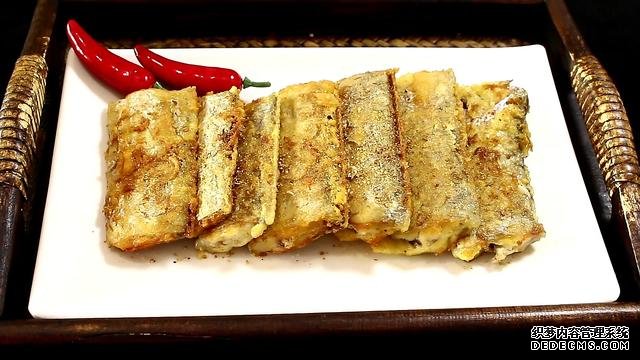 煎帶魚，加一種特別的調(diào)料，外酥里嫩，香得讓隔壁孩子饞哭了