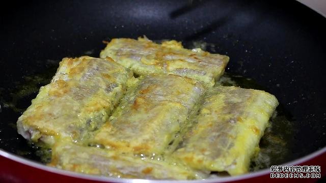煎帶魚，加一種特別的調(diào)料，外酥里嫩，香得讓隔壁孩子饞哭了