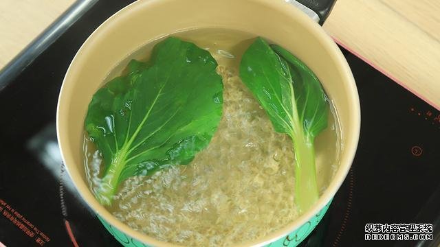 賽螃蟹炒飯怎么做？不用螃蟹而用它，米粒金黃又圓潤