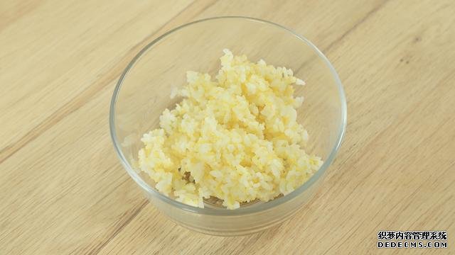 賽螃蟹炒飯怎么做？不用螃蟹而用它，米粒金黃又圓潤