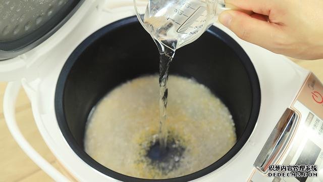 賽螃蟹炒飯怎么做？不用螃蟹而用它，米粒金黃又圓潤