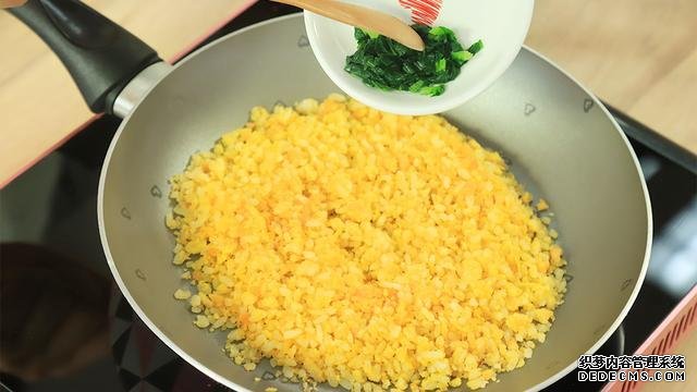 賽螃蟹炒飯怎么做？不用螃蟹而用它，米粒金黃又圓潤