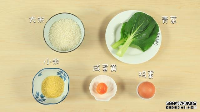 賽螃蟹炒飯怎么做？不用螃蟹而用它，米粒金黃又圓潤