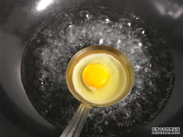 水煮荷包蛋，冷水下鍋還是開水下鍋？學(xué)會這三招，雞蛋圓嫩不散