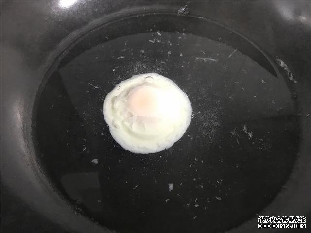 水煮荷包蛋，冷水下鍋還是開水下鍋？學(xué)會這三招，雞蛋圓嫩不散