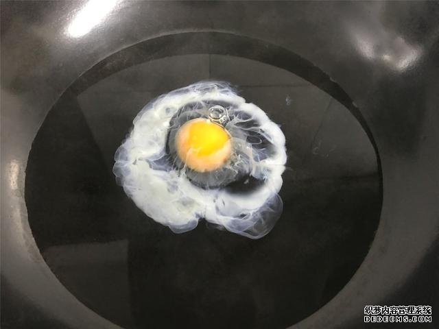 水煮荷包蛋，冷水下鍋還是開水下鍋？學(xué)會這三招，雞蛋圓嫩不散