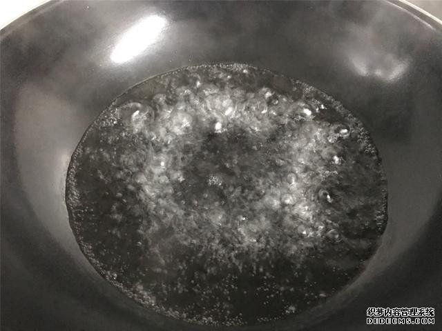 水煮荷包蛋，冷水下鍋還是開水下鍋？學(xué)會這三招，雞蛋圓嫩不散
