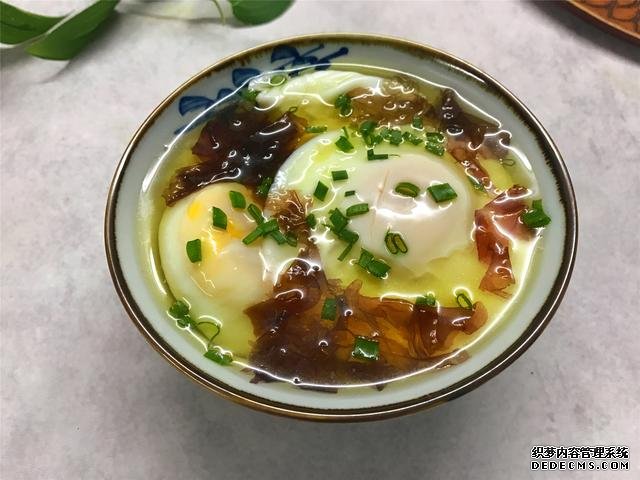 水煮荷包蛋，冷水下鍋還是開水下鍋？學(xué)會這三招，雞蛋圓嫩不散