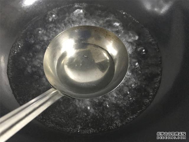 水煮荷包蛋，冷水下鍋還是開水下鍋？學(xué)會這三招，雞蛋圓嫩不散