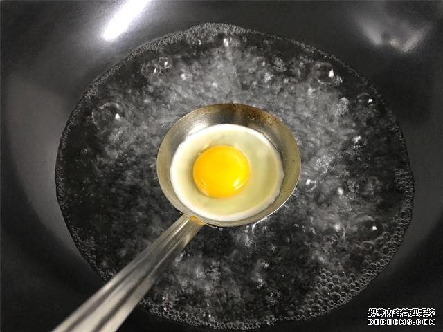 水煮荷包蛋，冷水下鍋還是開水下鍋？學(xué)會這三招，雞蛋圓嫩不散
